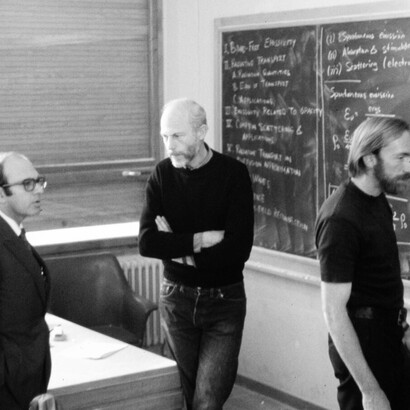 Raum ohne Zeit ist nur in der Theorie möglich. Auch die berühmte Wheeler-DeWitt-Gleichung (von den Physikern Archibald Wheeler und Bryce DeWitt, 1968 veröffentlicht) in der Quantengravitation berücksichtigt keine Zeit bzw. sie wird anders verwendet.Bild: Bryce DeWitt an der École de Physique des Houches, bei einer Vorlesung im Jahr 1972