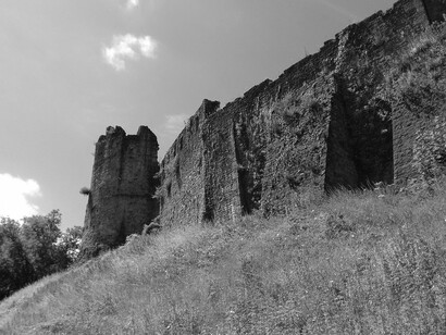 Castelo Chepstow, em Gales. O idioma é outro ponto interessante, o inglês é a língua principal, mas o galês, o segundo idioma oficial, mantem grande importância, falado pela maioria da população das regiões norte e nordeste, e 25% da população total, está presente na vida cotidiana e cultural de todos. Com muitas apresentações teatrais, óperas e outras atrações no idioma local. Ensinado também em boa parte das escolas, como forma de preservar a rica cultura local e extremamente celebrado em festivais