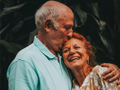 Alguns lentos passos depois, percebi vozes de um casal conversando no segundo andar de uma das casas. Esta era toda de pedra e apresentava uma arquitetura simples e lógica: no primeiro piso havia a porta de entrada e uma janela grande