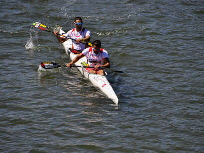 El público se concentra en los márgenes de la ría y en los puentes cercanos para recibir a los deportistas entre vítores. Descenso Internacional del Sella 2016. llegada a meta de los ganadores en K-2: Bouzán y Fiuza, Ribadesella, Asturias, España