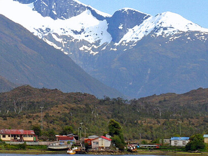 Algunos de sus habitantes aún son indígenas Kawesquar. La aldea de Puerto Edén se encuentra en el Canal Messier. Región Magallanes y de la Antártica, 2005, Chile