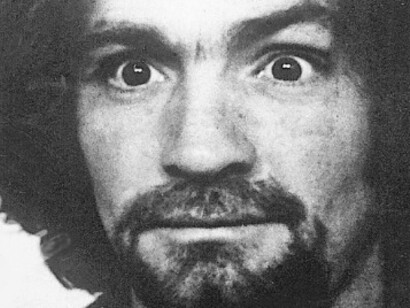 Charles Milles Manson (nacido Maddox,1934 – 2017) ¿Por qué un individuo comete un crimen y otro no? Ríos de tinta se han escrito intentando dar respuesta a estas preguntas y otras tantas más