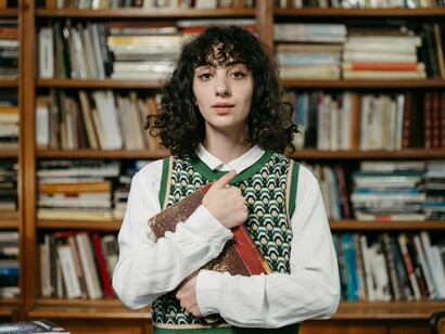 A inconstância vivenciada nas últimas décadas e o questionamento atual sobre a validade do conhecimento cientificamente construído, exige que a educação questione a sua função. Pois, se a humanidade está assumindo novas culturas, novos ideais e novos meios de pensar sobre a vida individual e social. Os problemas da educação “serão os problemas de hoje, examinados à luz da sabedoria do passado, a serviço do presente e do futuro”, como já dizia Teixeira (1998, p.100)