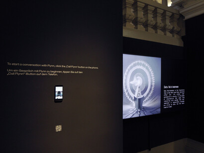 Between code and care: Flynn's portrait of human connections, ausstellungsansicht. Mit freundlicher genehmigung von Francisco Carolinum Linz