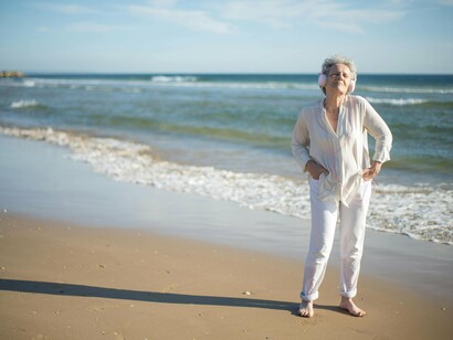 Mulher ouve música enquanto caminha na praia. Você já entrou em um flow criativo enquanto trabalhava em um projeto de música ou simplesmente viajou ouvindo um set que te leva para outro lugar? As ondas theta são responsáveis por essa sensação de imersão. Elas aparecem quando estamos meditando ou sonhando acordados
