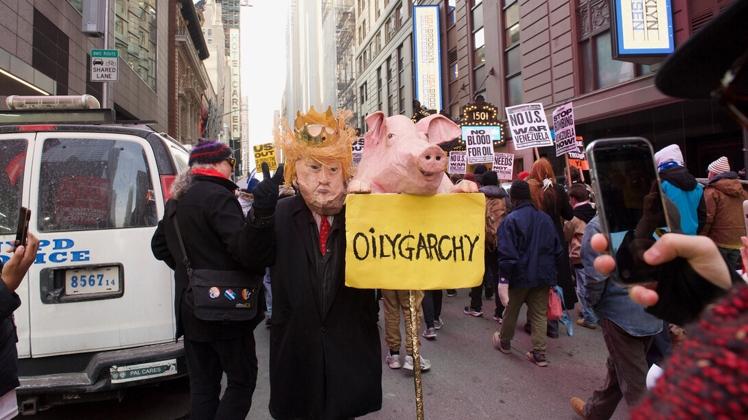 Manifestantes reunidos en el Times Square protestan contra la invasión de Venezuela y el secuestro de Nicolás Maduro por parte de Estados Unidos, 3 de enero de 2026