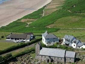 Igreja na Península de Gower, País de Gales. Terra dos famosos e queridos Anthony Hopkins, Roald Dahl, Ken Follet, Dylan Thomas, Catherine Zeta-Jones e Charlotte Church. É também um local de tradição secular no folclore, música, poesia e intelectualismo. Possuindo uma cultura bastante distinta em relação às outras partes da Grã-Bretanha. Um país realmente único e com muito a oferecer