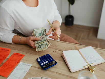 Empreendedora fazendo planejamentos para sua empresa. Planeje-se com antecedência para empreender; o começo pode ser desafiador, muitas vezes, todo lucro será para reinvestir na própria empresa, por isso, ter uma reserva de emergência até que você consiga estipular um pró-labore pode ajudar muito no início