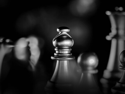 Las nuevas alianzas políticas y financieras operan como instrumentos de control, disfrazadas de ayuda o cooperación económica