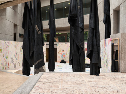 Oscar Murillo, Espíritus en el pantano, vista de exhibición. Cortesía del Museo Tamayo