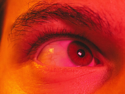 No lo lograba, aunque cerrara los ojos, la imagen seguía ahí