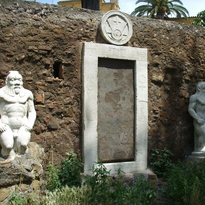 La Porta magica in Piazza Vittorio Emanuele, Roma, Italia