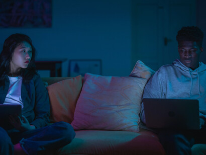 Las aplicaciones de compañía digital prometen cercanía inmediata, pero muchas veces solo profundizan la sensación de vacío que buscan aliviar