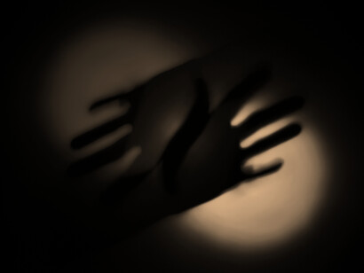 Les contraires se touchent. Entre les doigts de l’un, la lumière de l’autre trouve passage