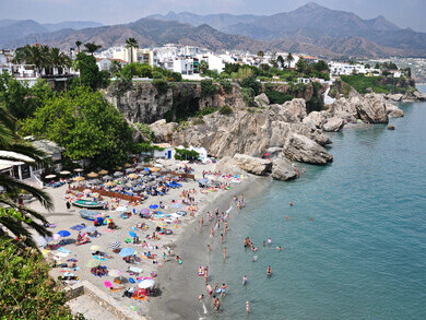 Es necesario promover la cohesión y fomentar la igualdad social y económica en la UE. Playa de Cahonda, Nerja, Málaga, España