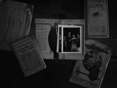 Una fotografía doblada en cuatro puede sostener durante años la certeza de que un lugar existió tal como lo recordamos