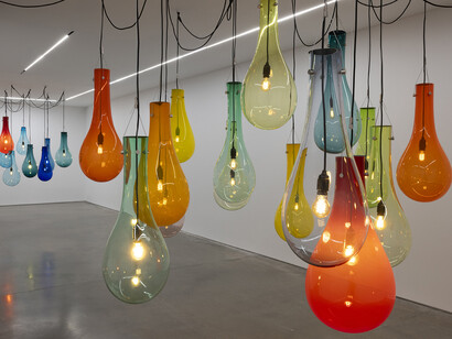 Tobias Rehberger, Muchos se avergüenzan de su cuerpo, muy pocos se avergüenzan de su mente, vista de exhibición. Cortesía de Pedro Cera