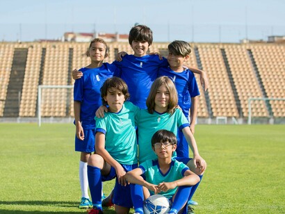 Jovens jogadores portugueses em treino. Outra sugestão seria aproximar ainda mais os adeptos portugueses que vivem no estrangeiro, organizando jogos em países com uma grande comunidade portuguesa, como França, Alemanha, Suíça ou Luxemburgo. Estes jogos poderiam ser realizados em datas especiais, como o Dia da República (5 de outubro), o Dia da Restauração da Independência (1 de dezembro), ou ainda durante as meias-finais da Taça de Portugal ou Taça da Liga, proporcionando uma ligação mais forte entre o futebol e a diáspora portuguesa