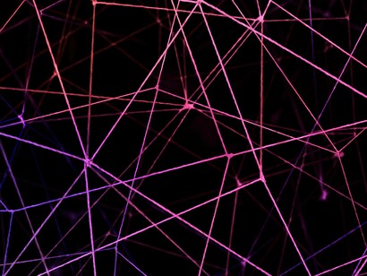 Rete astratta luminosa, composta da linee sottili intersecate e punti di connessione. Rappresenta concetti di comunicazione globale, network, dati e connessioni digitali