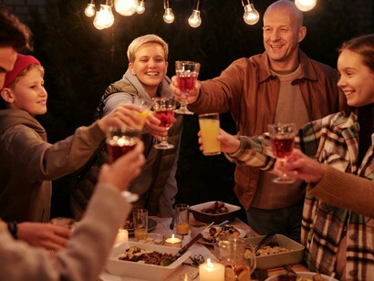 A atenção ao aspecto artístico se revela em objetos criados por humanos quando há um cuidado com características que não têm valor apenas utilitário, mas que proporcionam uma experiência especial. A preparação culinária visa melhorar as propriedades nutricionais dos alimentos, mas também envolve o cuidado com o sabor e a textura