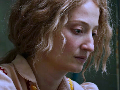 In foto Alba Rohrwacher (46 anni) è Alba nel film "Lacci" di Daniele Luchetti