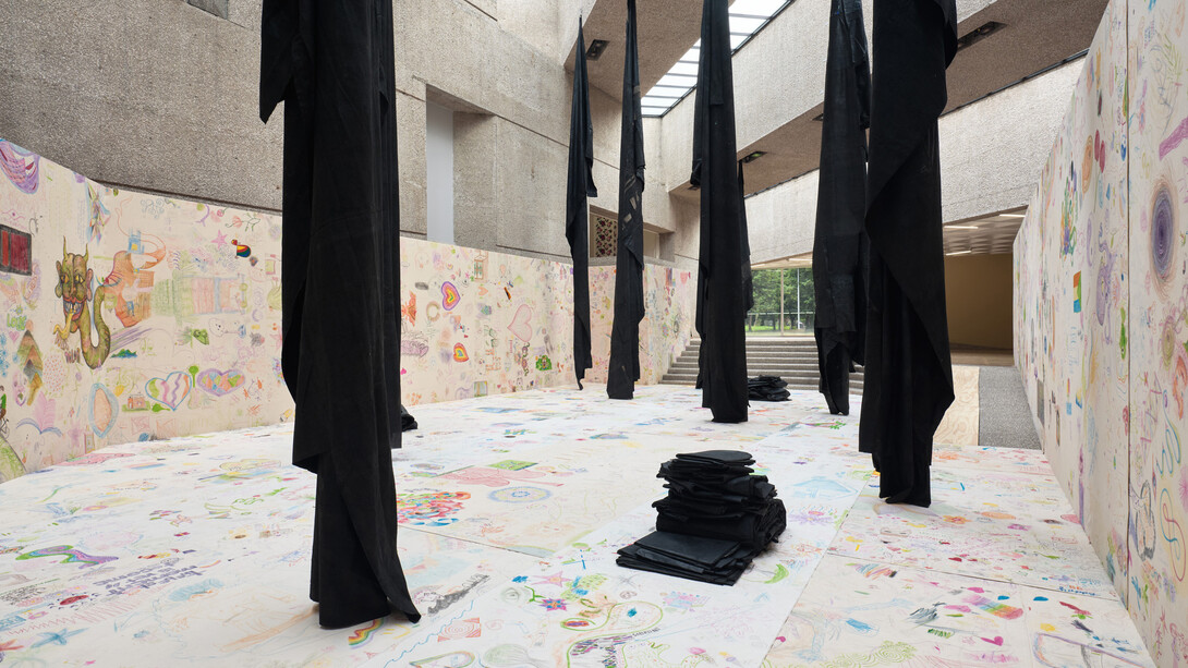 Oscar Murillo, Espíritus en el pantano, vista de exhibición. Cortesía del Museo Tamayo