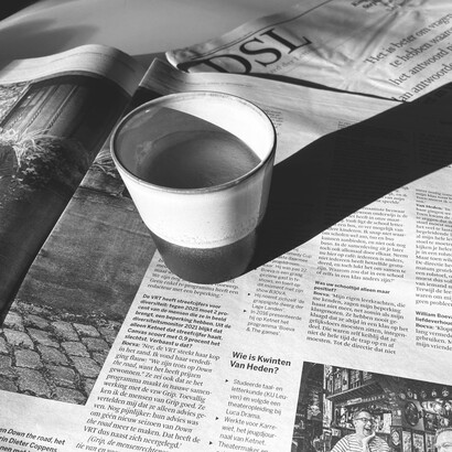 Der Autor ist zu einer akribischen Recherche verpflichtet; er sammelt und analysiert unterschiedliche Quellen, die das Fundament seines Romans bilden