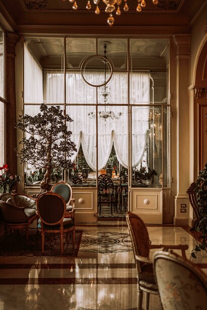 With its striking architecture, beautiful views, elegant chairs, chandeliers, classic décor, and luxury hotel interior design, the space creates a timeless atmosphere