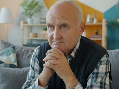 Attraverso attività strutturate come esercizi di memoria, linguaggio e problem solving, la stimolazione cognitiva favorisce l’autonomia e la qualità della vita