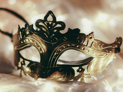 L’ego aime briller, même quand il se cache derrière l’éclat d’un rôle qu’il a lui-même sculpté