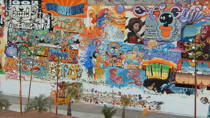 Muro de grafitis en el Fórum Universal de las Culturas de Barcelona, España