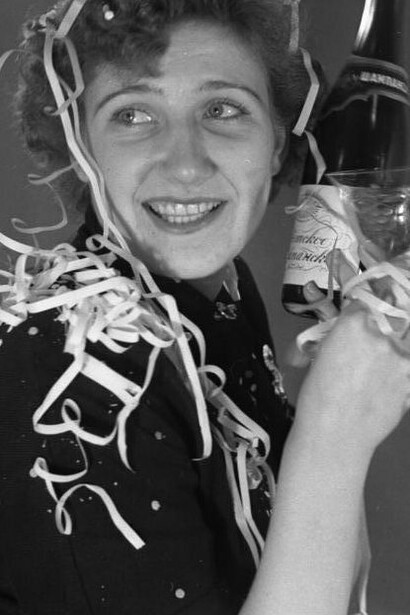 Festejos de fin de año en Alemania Federal, 1956, fotografía de Hans-Günter Quaschinsky