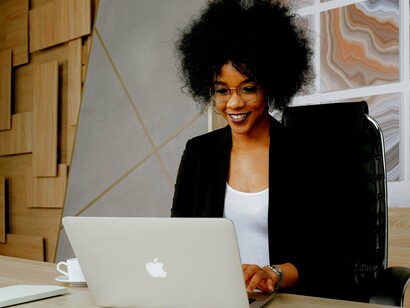 Empreendedora trabalhando. Observação é um fator determinante para o sucesso ou o fracasso de algum empreendimento; se você não observa o cenário ao seu redor e cria estratégias para se destacar, acaba ficando para trás