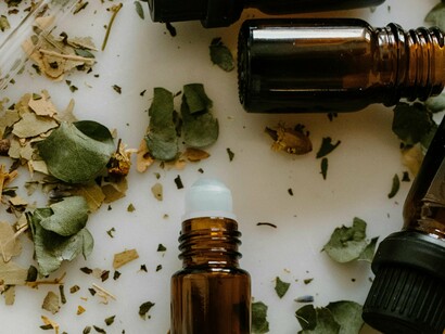 Essências. Na era da superexposição, onde o visual reina soberano, talvez o olfato seja a última linguagem íntima. A que escapa à selfie, ao filtro, à legenda. A que diz o indizível. Talvez seja no cheiro — esse vestígio invisível — que resistam os traços mais autênticos do humano. E talvez por isso ele continue sendo tão temido, controlado e desejado