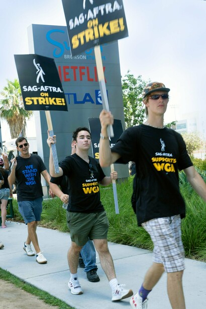 Fazer greve seria, por exemplo, manter o metro a funcionar, mas abrir as cancelas, permitindo a circulação sem receita, afetando o lucro e não o povo. Pelo contrário, enchem-se pela escassez à qual se convertem, transformando-nos, numa metáfora tristemente literal, em atum prensado numa embalagem de metal. Como se a nossa dignidade individual já não estivesse suficientemente comprimida pelas exigências do quotidiano