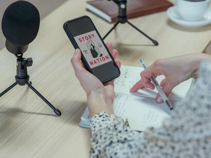 Podcast sobre livro. As mídias sociais, têm sido atualmente, ecossistemas importantes na formação de comunidades de leitores e de formação de leitores. Esta é uma realidade que não deve ser ignorada, mas integrada dentro do papel que as bibliotecas têm na construção de caminhos e oportunidades de trazer leitores e formar novos leitores