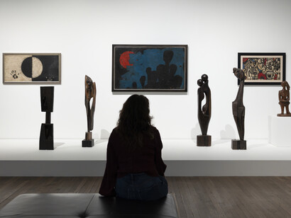 Various artists, Nigerian modernism, exhibition view. Courtesy of Tate Modern