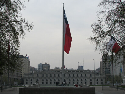 Palacio de la Moneda, Santiago de Chile. El poder no suele transformarse: se recicla entre los mismos rostros que cambian de color pero no de intención