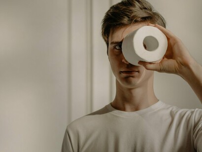 Não importa mais se o conteúdo procede ou não, se é baseado em fatos ou em falácias. O que importa é se ele gera consumo e compartilhamento viral. O meme, com sua capacidade de síntese e seu apelo emocional, tornou-se a moeda de troca da atenção, muitas vezes suplantando a necessidade de profundidade e veracidade. A superficialidade reina, e a validação se dá pela popularidade, não pela precisão