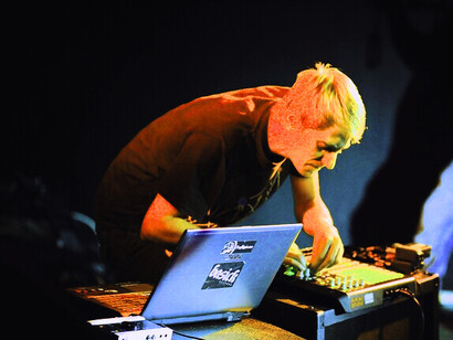 La inteligencia artificial es sorprendente en capacidades, al tiempo que increíblemente estúpida. La estupidez artificial es análoga al colapso de una burbuja inmobiliaria, a una promesa no cumplida... The Algorithm en directo en The Underworld, 08.09.2012, Camden, Londres, Reino Unido