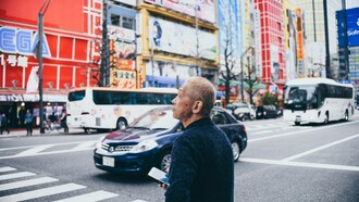 L’attesa non è semplice passività, ma uno spazio prezioso in cui la mente può riflettere e prepararsi al futuro