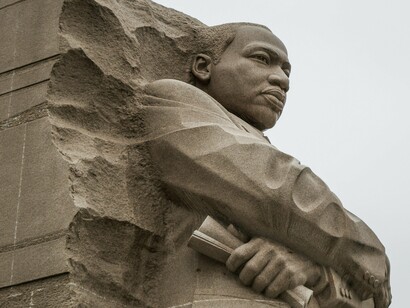 Estátua de Martin Luther King Jr. Seja um exemplo de integridade: agir com honestidade e ética inspira outras pessoas a também fazerem o bem