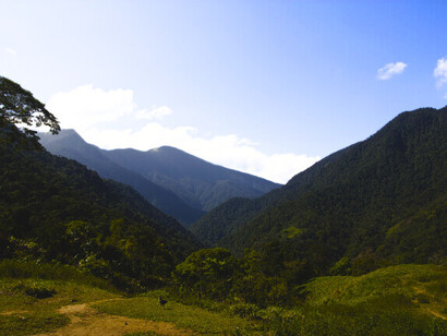 Escuchar al terreno, al relato, a la necesidad. Escuchar las manos que saben sin haber aprendido. Escuchar incluso el error, que a veces orienta mejor que la norma. Escuchar el miedo, la urgencia, la invención. Ciudad Perdida (Teyuna), Santa Marta, Colombia