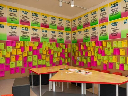 Homeroom: La escuela___. Education as resistance, vista de exhibición. Cortesía del MoMA PS1