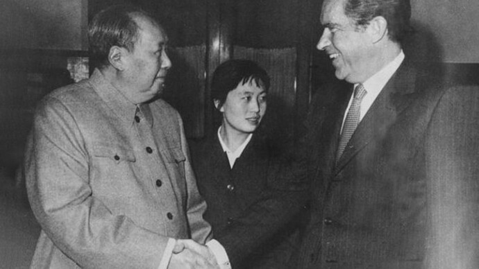 El presidente del Partido Comunista Chino, Mao Zedong, el secretario privado de Mao, Zhang Yufeng, y el presidente de los Estados Unidos, Richard Nixon. 21 de febrero de 1972