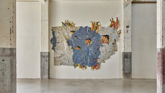 El Anatsui and William Turnbull, Human traces, exhibition view. Courtesy of Axel Vervoordt Gallery