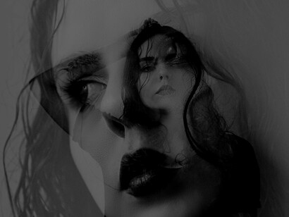 Contava também que, apesar de aparentar ter tudo, ela possuía muito pouco em termos materiais. Gostava, porém, das coisas caras da vida, não por um desejo fútil de ostentação, mas porque encontrava nelas um modo de afirmar um valor que aumentava por contraste com a escassez que a rodeava