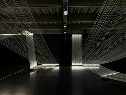 Bia Lessa, Anos-luz, vista da exposição. Cortesia do Museu de Arte Moderna do Rio de Janeiro