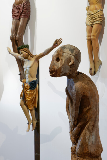 We whirl through the night and are consumed by fire, exhibition view. Courtesy of Treasure House of Liège Cathedral