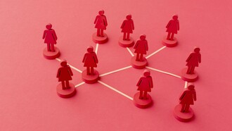 Figure stilizzate sono disposte a formare una rete interconnessa e complessa